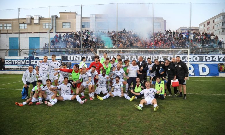 Grande esultanza della squadra dopo la vittoria (Foto Paolo Conserva)