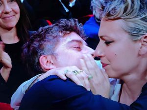 Il tenero bacio tra Michele Riondino e la moglie Eva Nestori, al momento dell'annuncio della sua vittoria