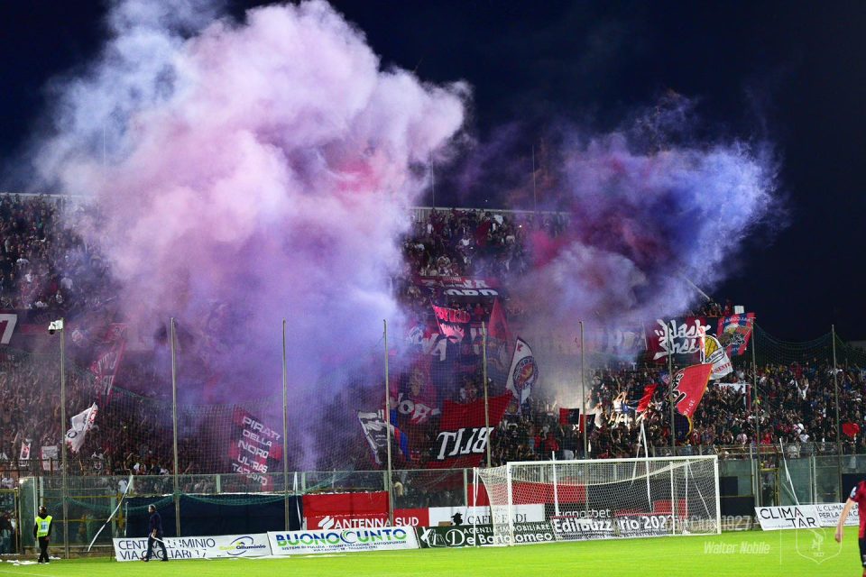 La coreografia dei tifosi del Taranto foto Walter Nobile