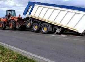 Camion perde rimorchio a pieno carico