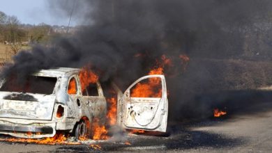 incendio doloso distrugge auto