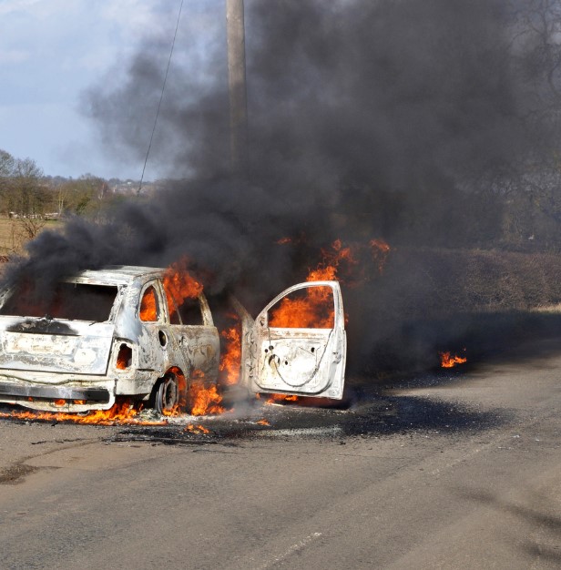 incendio doloso distrugge auto