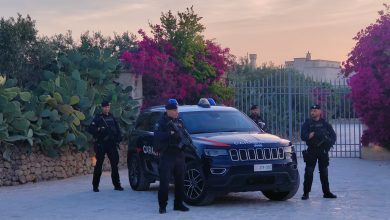 Casa in fiamme a Ostuni: Carabinieri salvano donna e sette cani