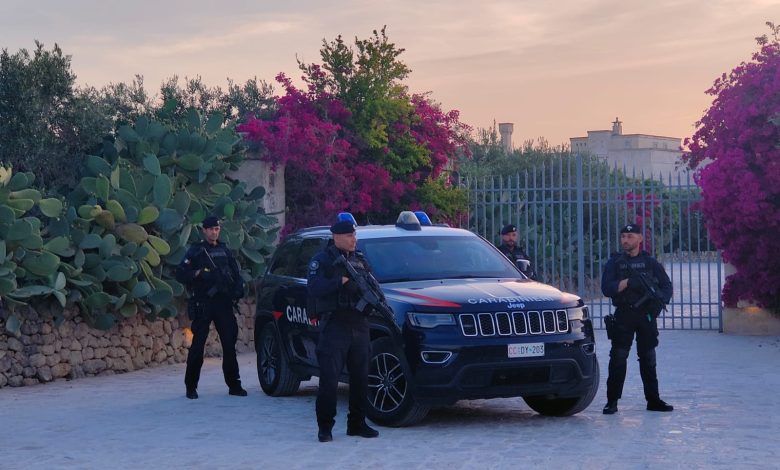Casa in fiamme a Ostuni: Carabinieri salvano donna e sette cani