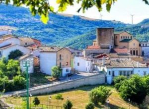 due bambini salvano anziana