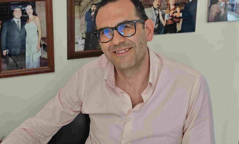 Nella foto, l'Avv. Michele Punzi, Presidente della Fondazione Paolo Grassi, è ritratto durante un'intervista nella redazione di Puglia Press.