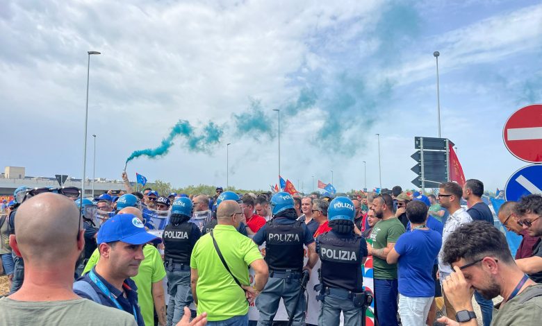 sit-in alla Leonardo di Grottaglie