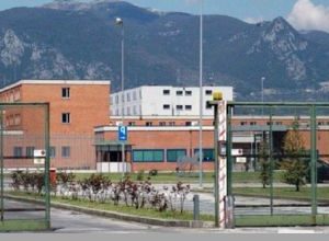 detenuto pugliese tenta di aggredire giudice