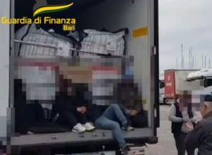 Bari clandestini scoperti al porto e in aeroporto