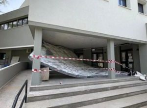 crolla controsoffitto del Municipio di Pulsano