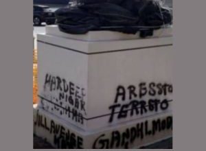 brindisi imbrattata statua Ghandi