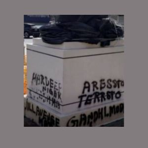 brindisi imbrattata statua Ghandi