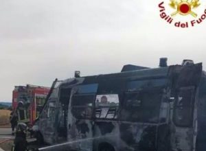 furgone della polizia in fiamme nel Brindisino