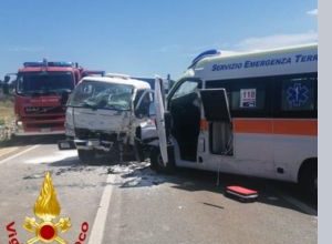 Ambulanza contro autocarro nel Brindisino