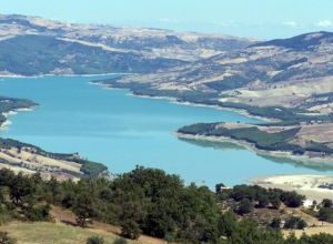 Lago di Occhito in Puglia colpito dalla siccità con livello d’acqua visibilmente ridotto