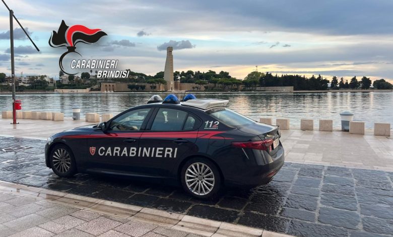 Parcheggiatori abusivi al centro Le Colonne Carabinieri Brindisi