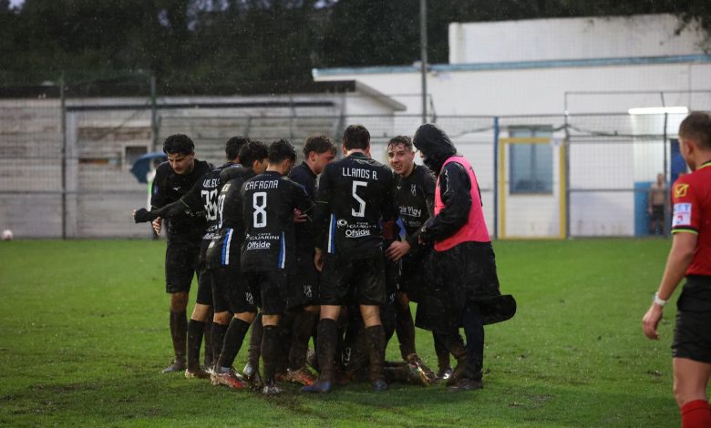 L'esultanza dei giocatori dopo la vittoria (Foto Paolo Conserva)