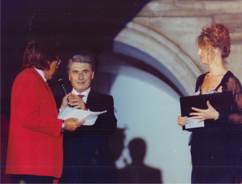 Sebastiano Tempestoso trenta anni fa circa, premiato da Dalida di Lazzaro a Portici d'Estate