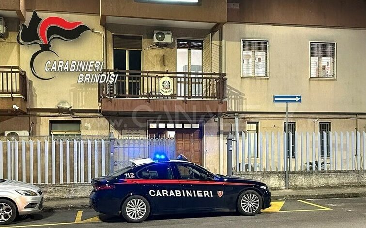 Carabinieri in azione durante l’arresto di un esponente della Sacra Corona Unita a Fasano