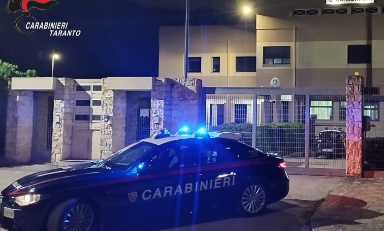 Carabinieri durante l’arresto di un sorvegliato speciale a Lizzano
