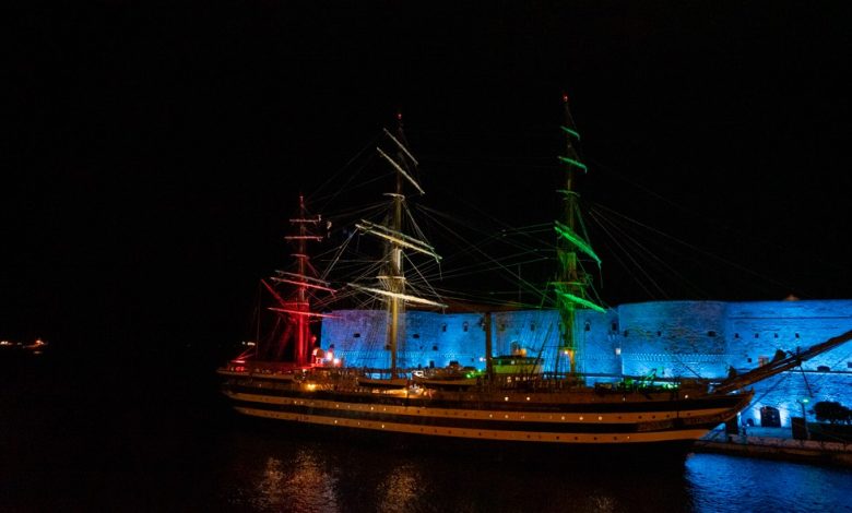 Nave Amerigo Vespucci attraccata a Taranto durante il Tour Mediterraneo Vespucci