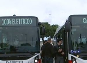Autobus elettrico Amtab in servizio per il trasporto pubblico locale a Bari
