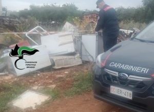 Carabinieri Forestali sorvolano discarica abusiva Cisternino con elicottero AW169