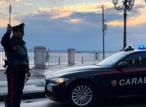 Carabinieri durante arresto per spaccio di stupefacenti a Taranto