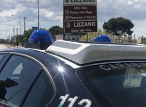 Carabinieri in azione dopo un furto con strappo a Lizzano