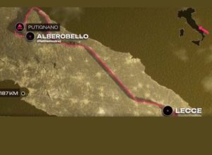 Ciclisti al Giro d’Italia 2025 attraversano Alberobello verso Lecce
