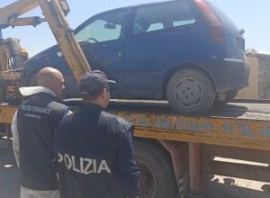 Controlli delle forze dell’ordine per sequestro auto a Borgo Mezzanone