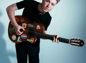 Foto di Alfa durante un concerto o foto ufficiale promozionale dell'evento a Taranto.