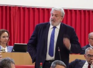 Michele Emiliano annuncia il decreto per le elezioni comunali 2025 con consiglieri ridotti a 40