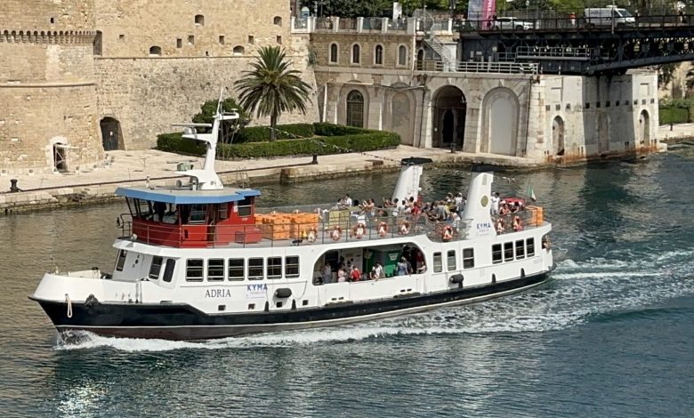 Motonave Adria del servizio idrovie Isola San Pietro pronta all’imbarco a Taranto