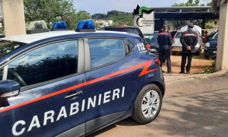 Carabinieri Forestali durante i controlli ambientali a Casarano in un’autofficina