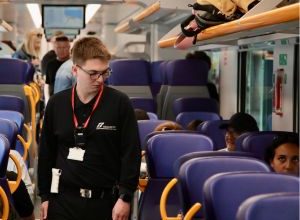 Operatore FS Security con bodycam FS Security in una stazione ferroviaria della Puglia