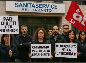 Operatori CUP durante la protesta Sanitaservice Taranto per pari diritti