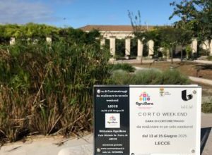 Partecipanti al Corto Weekend 2025 a Lecce mentre girano un cortometraggio alla Biblioteca OgniBene