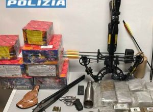 Polizia arresta uomo a Gravina in Puglia per spaccio e detenzione armi clandestine