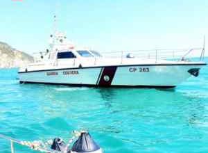 Postazione di salvataggio su spiaggia pugliese con bandiera verde secondo ordinanza sicurezza balneare 2025