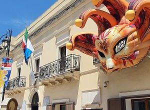 Sfilata del Carnevale di Primavera a Crispiano con la maschera Fantàsia