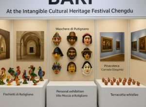 Stand Bari al Festival del Patrimonio culturale immateriale di Chengdu con fischietti e maschere
