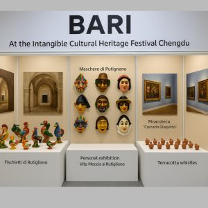 Stand Bari al Festival del Patrimonio culturale immateriale di Chengdu con fischietti e maschere
