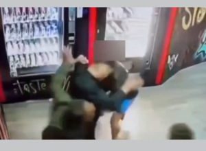 Telecamere riprendono aggressione con sega a Trinitapoli in un distributore H24