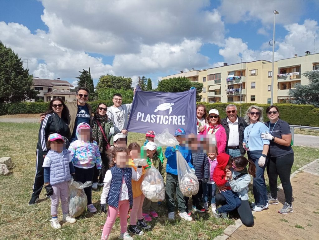 Studenti partecipano agli eventi ambientali in Puglia con raccolta rifiuti a Cassano