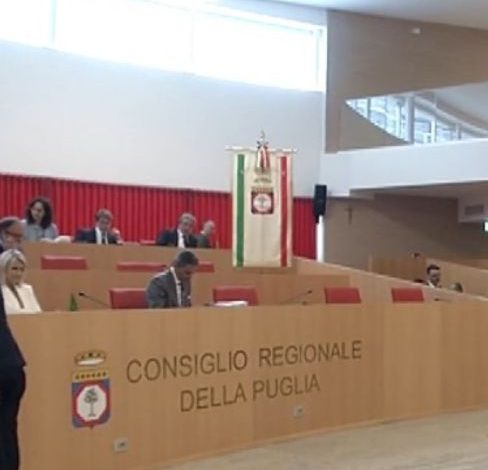 consiglieri del centrodestra pugliese discutono della candidatura alle elezioni 2025