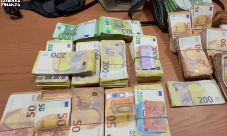 controllo doganale al porto di Bari su auto con denaro non dichiarato