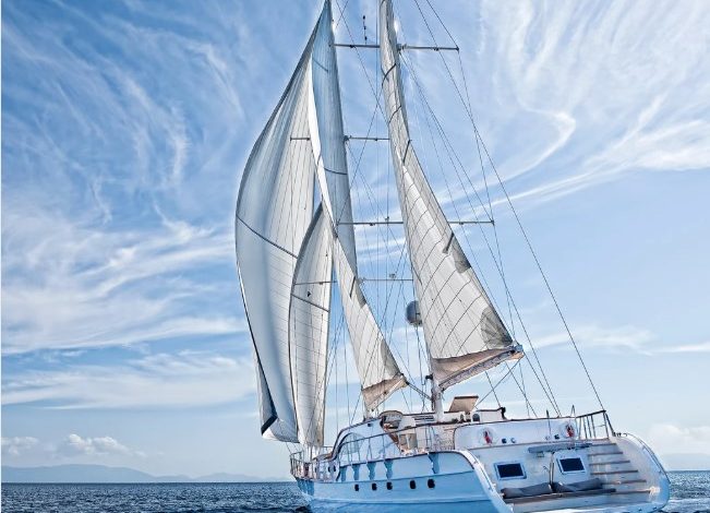 Motovedetta soccorre barca a vela in avaria al largo di Brindisi