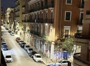 notturna del quartiere Ferrovia con luci lampeggianti delle forze dell’ordine