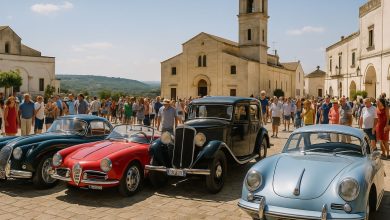 Auto storiche in sosta durante Le Perle del Sud 2025 in Puglia